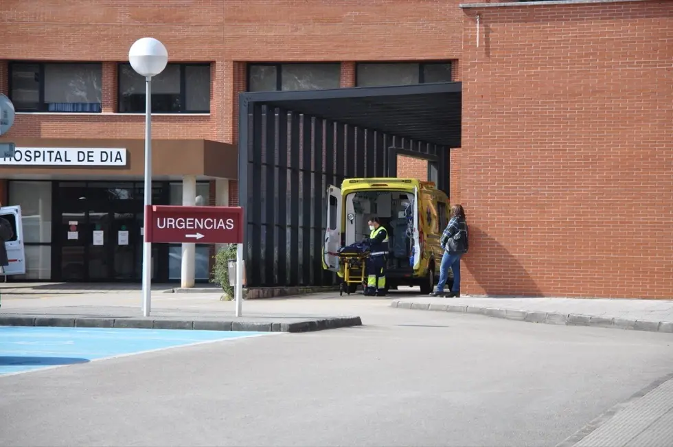 Un t&eacute;cnico de ambulancia prepara el veh&iacute;culo para un paciente en la zona de urgencias del Hospital de Sierrallana en Torrelavega. / S.D.