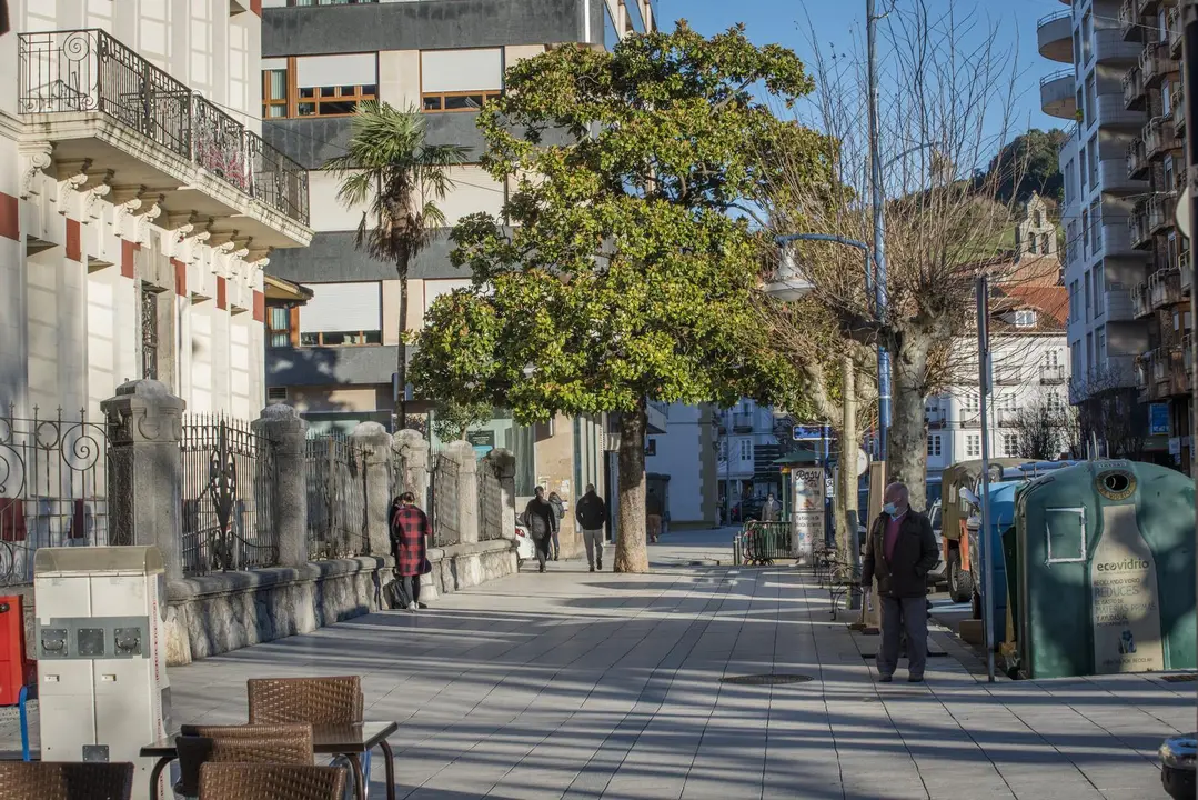 Un hombre con mascarilla camina por una calle del centro de Laredo, una de las localidades que ma&ntilde;ana mi&eacute;rcoles se cerrar&aacute; perimetralmente. / TONO REGUERA