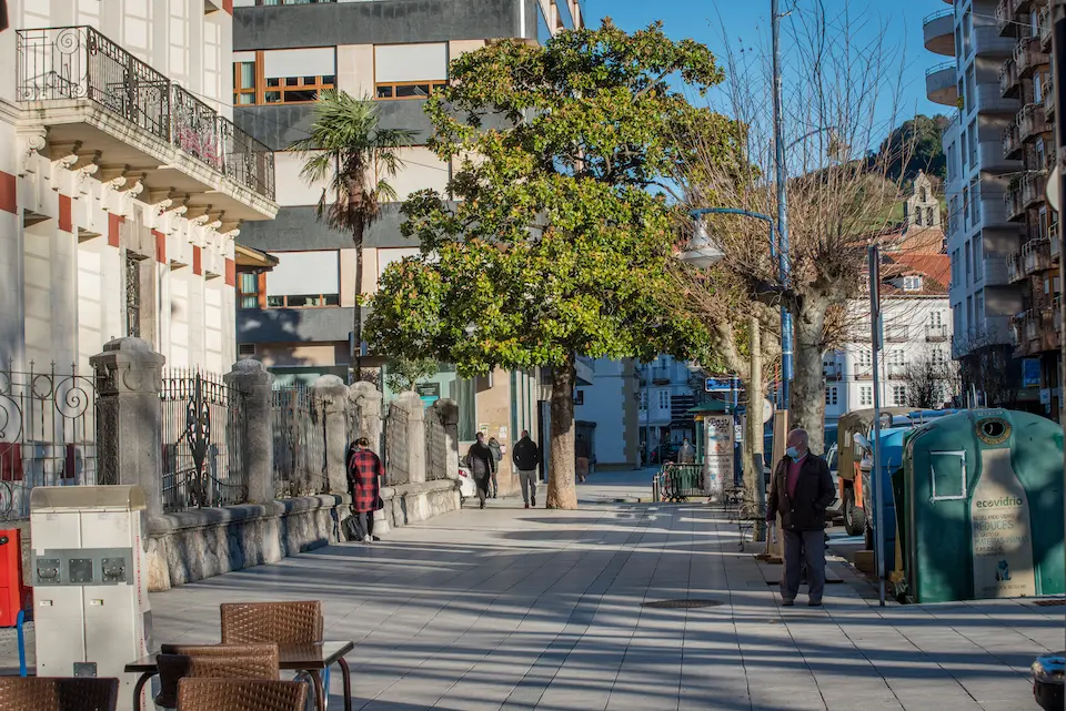 Un hombre con mascarilla camina por una calle del centro de Laredo, una de las localidades que ma&ntilde;ana mi&eacute;rcoles se cerrar&aacute; perimetralmente. / TONO REGUERA