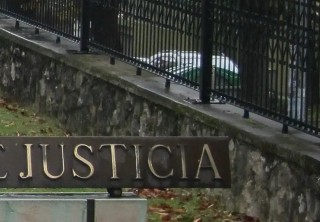Vista de parte del cartel que est&aacute; situado en la entrada de los juzgados de Santander. / ALERTA