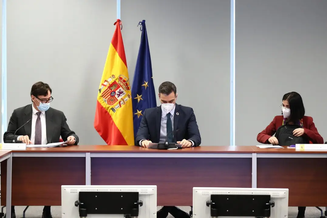 (I-D) El ministro de Sanidad, Salvador Illa, el presidente del Gobierno, Pedro S&aacute;nchez y la ministra de Pol&iacute;tica Territorial y Funci&oacute;n P&uacute;blica, Carolina Darias el 25 de enero de 2021.