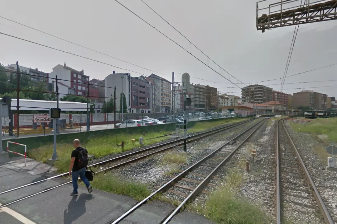 Vista de las v&iacute;as del tren de Feve que parten la ciudad en dos. / ALERTA