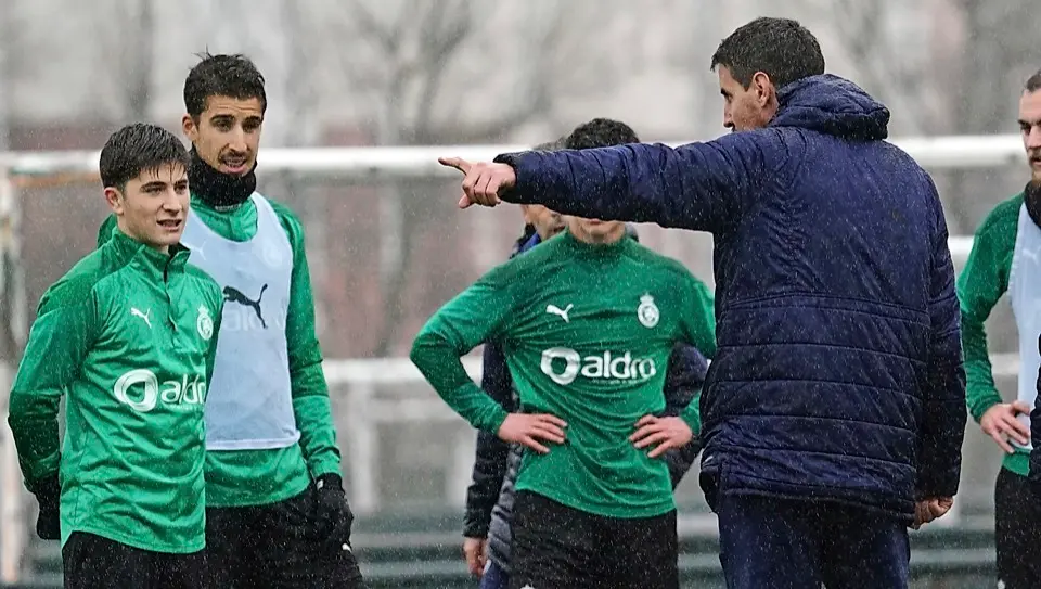 Aritz Solabarrieta, en el lluvioso entrenamiento de ayer, dando indicaciones a Pablo Torre, Villapalos y Riki. / Hardy