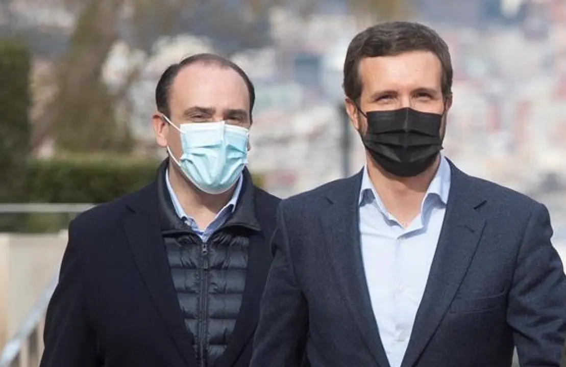 El secretario general del PPC, Daniel Serrano, en la imagen junto al presidente del PP, Pablo Casado, el pasado s&aacute;bado, durante el acto de presentaci&oacute;n de la candidatura de los populares a las elecciones catalanas, ha trasladado a la direcci&oacute;n del partido su decisi&oacute;n de apartarse de todas sus responsabilidades org&aacute;nicas y electorales, para preparar su defensa y poder demostrar as&iacute; su inocencia tras ser imputado por un presunto delito de agresi&oacute;n sexual. EFE/Marta P&eacute;rez.