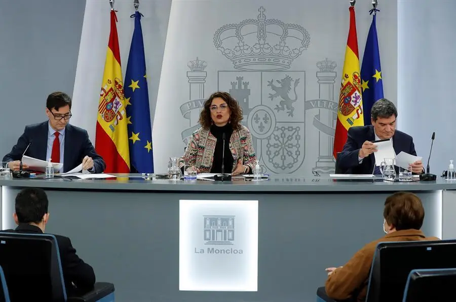 El ministro de Sanidad, Salvador Illa (i); la ministra de hacienda y portavoz del Gobierno, Mar&iacute;a Jes&uacute;s Montero (c), y el ministro de Inclusi&oacute;n, Seguridad Social y Migraciones, Jos&eacute; Luis Escriv&aacute; (d), durante la rueda de prensa posterior al Consejo de Ministros, este martes, jornada en la que se conocer&aacute; el sustituto del ministro de Sanidad que abandona el Ejecutivo para ser candidato del PSC en las pr&oacute;ximas elecciones catalanas. EFE/ J.J. Guill&eacute;n