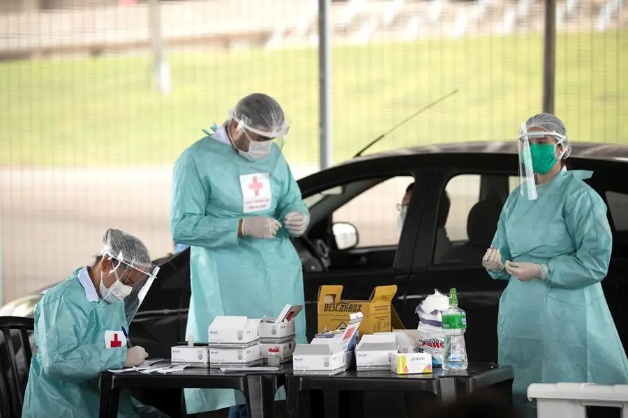 Imagen de archivo del los trabajadores de la salud que realizan pruebas r&aacute;pidas de coronavirus, habilitadas por el gobierno de la ciudad, a ciudadanos en sus respectivos coches en Brasilia. EFE/ Jo&eacute;dson Alves /Archivo