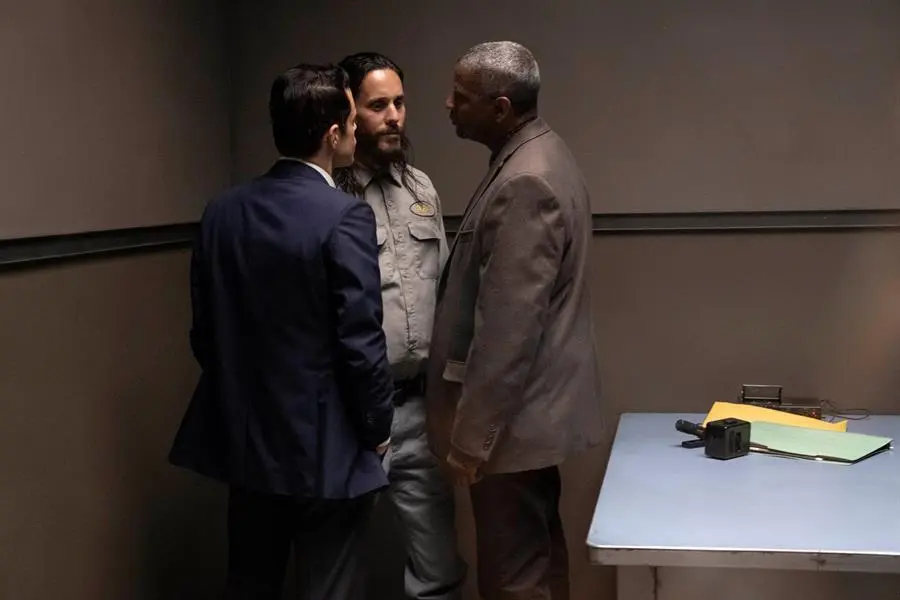 Fotograf&iacute;a cedida por Warner Bros. donde aparece el actor Rami Malek (i), en el papel de Jim Baxter; el actor y cantante Jared Leto (c) en el papel de Albert Sparma, y el actor Denzel Washington (i) en el de Joe "Deke" Deacon, durante una escena de la pel&iacute;cula de intriga policial "The Little Things", que se estrenar&aacute; el viernes al mismo tiempo en cines y en la plataforma HBO Max. Un veterano y enigm&aacute;tico detective junto a un joven talento de la investigaci&oacute;n criminal. As&iacute; cruzan sus caminos Denzel Washington y Rami Malek en "The Little Things", un thriller en el que persiguen a un Jared Leto muy truculento que se convierte para ellos en un verdadero tormento. EFE/ Nicola Goode/Warner Bros. S&Oacute;LO USO EDITORIAL/NO VENTAS/CR&Eacute;DITO OBLIGATORIO