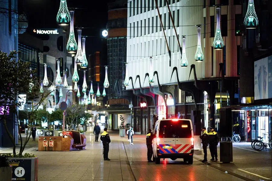 Aumento de la presencia policial en la Grote Marktstraat de La Haya, Pa&iacute;ses Bajos, 26 de enero de 2021. Las protestas a nivel nacional contra las restricciones del coronavirus y el toque de queda impuesto por el gobierno holand&eacute;s estallaron en muchas ciudades holandesas, provocando algunos disturbios violentos y enfrentamientos con la Polic&iacute;a. (Protestas, Disturbios, Pa&iacute;ses Bajos; Holanda, La Haya) EFE/EPA/ANP
