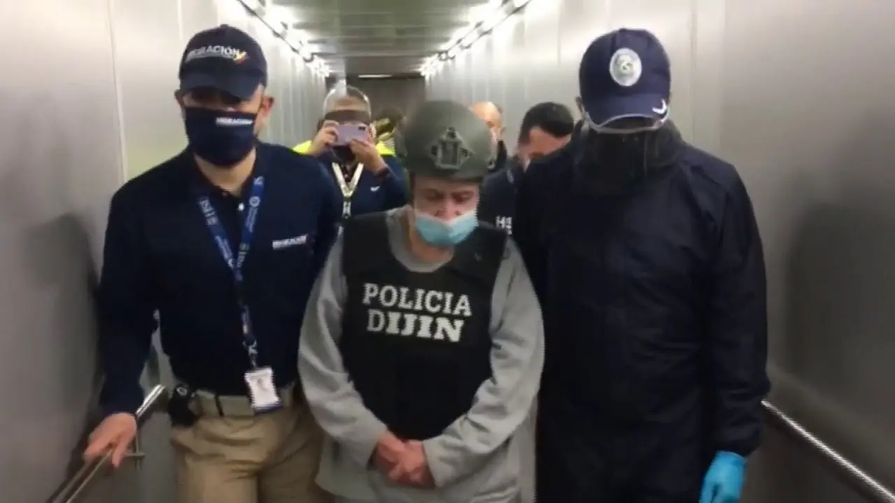 El exjefe paramilitar Hern&aacute;n Giraldo Serna, alias "El Patr&oacute;n", y quien hab&iacute;a sido extraditado a Estados Unidos en 2008 por tr&aacute;fico de coca&iacute;na, lleg&oacute; deportado este lunes a Colombia tras cumplir pena de prisi&oacute;n en ese pa&iacute;s, informaron fuentes oficiales.