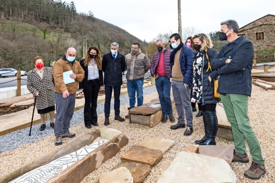 Autoridades en la necr&oacute;polis medieval de San Juan de Raicedo, en Arenas de Igu&ntilde;a. / Alerta