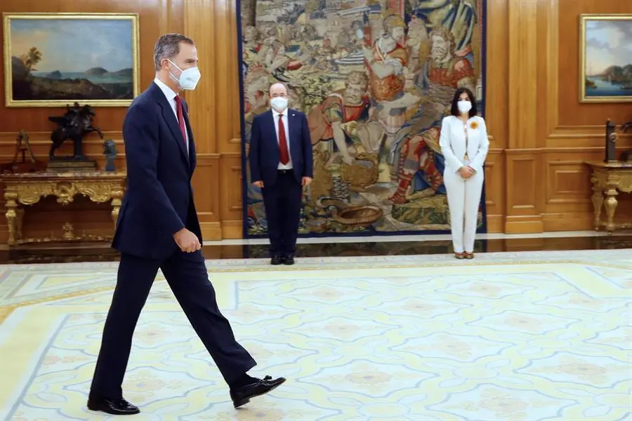 El rey Felipe VI (i) asiste a la promesa de cargo de la nueva ministra de Sanidad, Carolina Darias (d), y el de Pol&iacute;tica Territorial y Funci&oacute;n P&uacute;blica, Miquel Iceta (c), este martes, en el Palacio de la Zarzuela. EFE/ Ballesteros POOL
