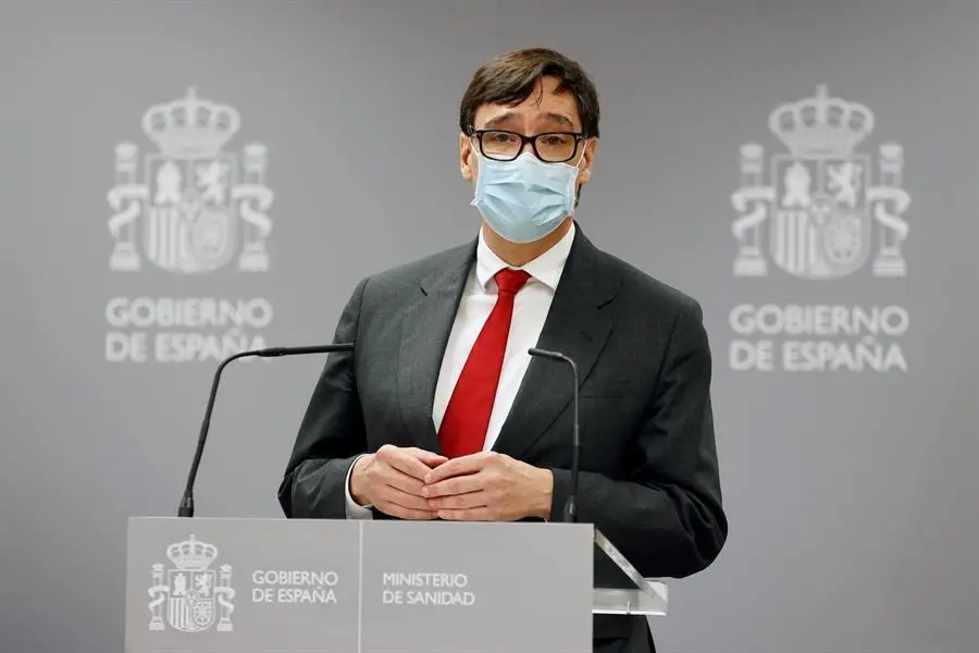 El exministro de Sanidad Salvador Illa (c), pronuncia un discurso durante la ceremonia de traspaso de la cartera a la nueva ministra de Sanidad, Carolina Darias, este mi&eacute;rcoles, en el Ministerio de Sanidad. EFE/Chema Moya POOL