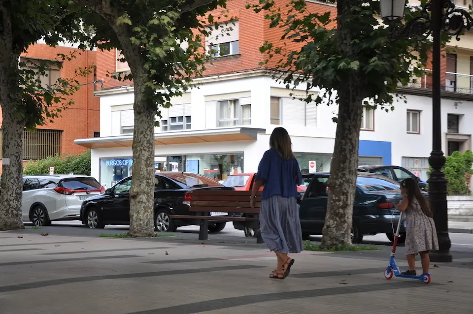 Una madre y su hija pasean por la Avenida de Espa&ntilde;a en Torrelavega. / ALERTA