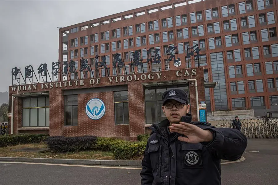 Un agente de seguridad impide tomar im&aacute;genes en el exterior del Instituto de Virolog&iacute;a de Wuhan, China. EFE/EPA/ROMAN PILIPEY