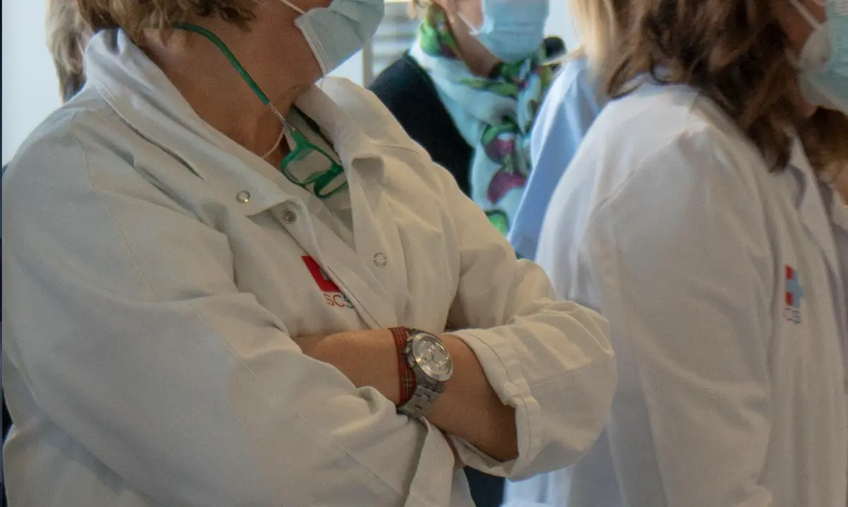 Una sanitaria del SCS espera para ser vacunada. / ALERTA