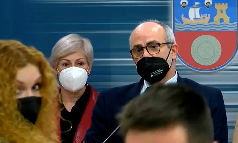 El consejero de Sanidad, Miguel Rodr&iacute;guez, y detr&aacute;s la alcaldesa de Polanco, Rosa D&iacute;az durante la rueda de prensa de ayer. / ALERTA