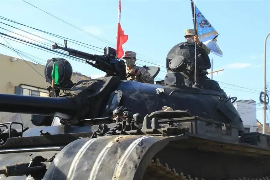 Unidades blindadas del Ej&eacute;rcito del Per&uacute; que se dirigen a la frontera con Ecuador en apoyo a la Polic&iacute;a Nacional. EFE/ Andina