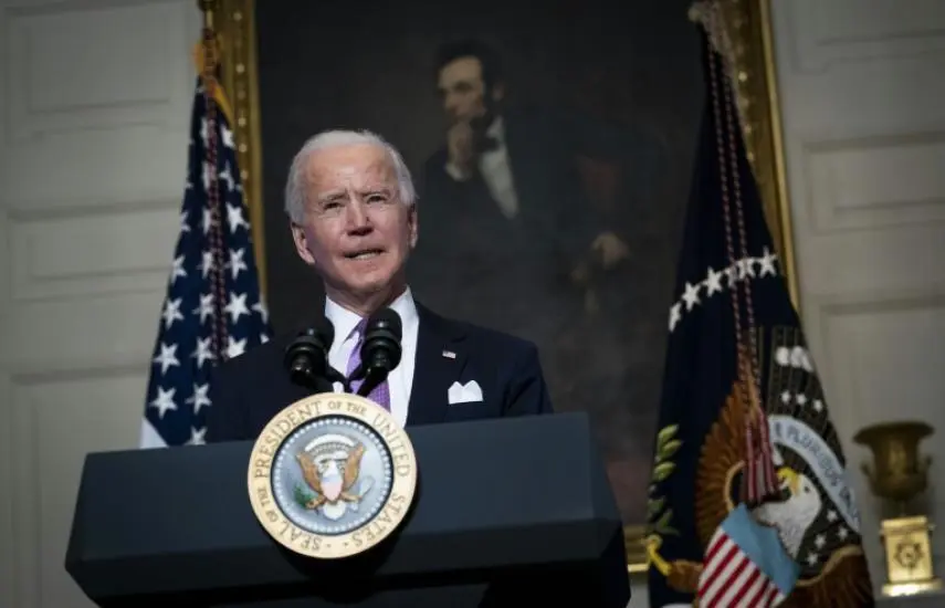 El presidente de Estados Unidos, Joe Biden (i), fue registrado este mi&eacute;rcoles al fimar una orden ejecutiva que contiene su plan para enfrentar la crisis clim&aacute;tica. EFE/ Anna Moneymaker