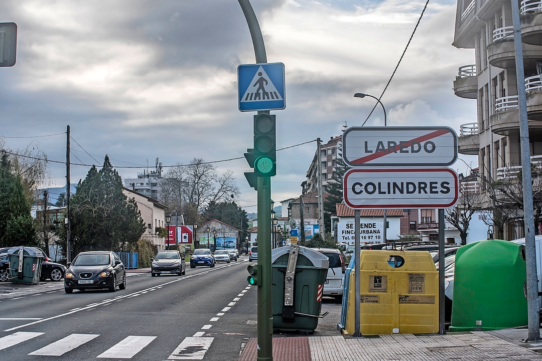 Cartel que marca el l&iacute;mite entre Laredo y Colindres en la antigua carretera nacional. / Tono Reguera