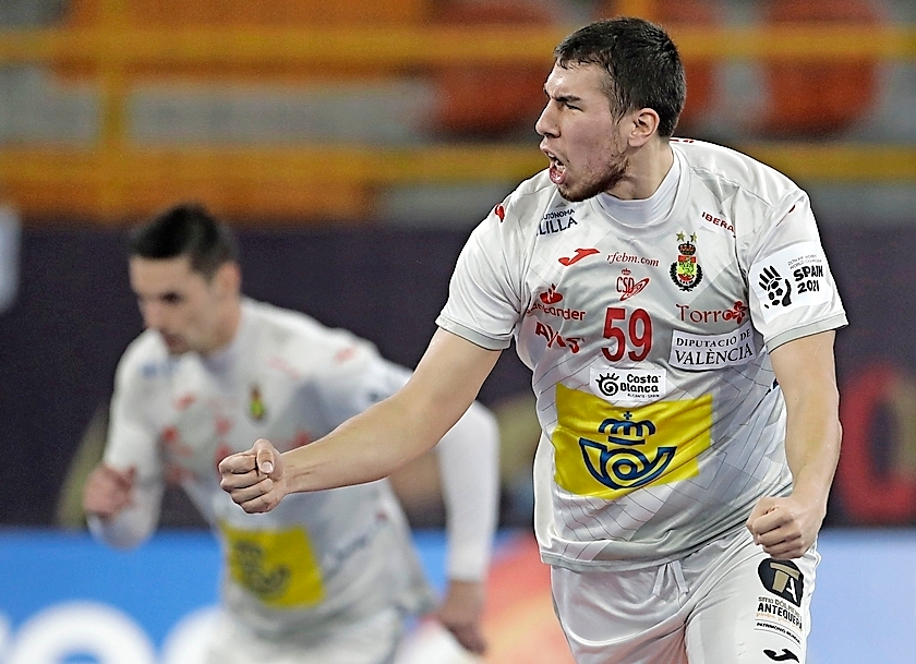 Dani Dujshebaev celebrando uno de sus goles, ayer en el partido ante Noruega. / EFE