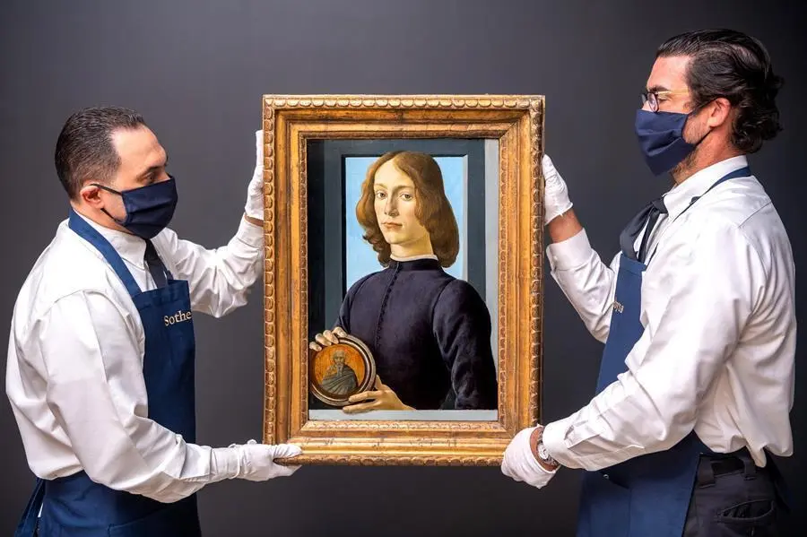 Fotograf&iacute;a cedida por Sotheby's donde aparecen dos de sus empleados mientras disponen la obra "Young Man Holding a Roundel" (Hombre joven sujetando un medall&oacute;n) pintada por el italiano Sandro Botticelli que fue vendida hoy, por 92,1 millones de d&oacute;lares en una subasta celebrada en la sede neoyorquina de esta casa. El cuadro, de unos 540 a&ntilde;os de antig&uuml;edad, es s&oacute;lo uno de tres retratos pintados por Botticelli que permanecen en manos privadas, y pese a sus m&aacute;s de 5 siglos de vida, se encuentra en muy buenas condiciones. EFE/ Julian Cassady Sotheby's SOLO USO EDITORIAL NO VENTAS CR&Eacute;DITO OBLIGATORIO