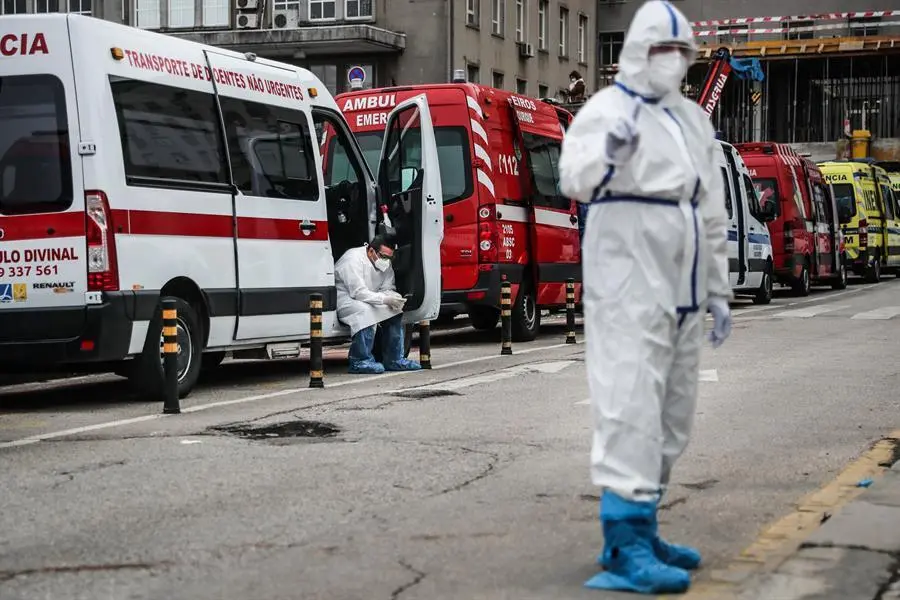 Decenas de ambulancias con pacientes esperan en el exterior del Hospital Santa Mar&iacute;a de Lisboa para dejar a los pacientes en las urgencias del hospital, Lisboa, Portugal, 28 de enero de 2021. El Centro Hospitalar Lisboa Norte (CHLN) denuncia que este servicio de urgencias del Hospital Santa Mar&iacute;a "ha registrado picos de afluencia", que "casi la mitad de los usuarios son trasladados en ambulancia". (Lisboa) EFE/EPA/MARIO CRUZ