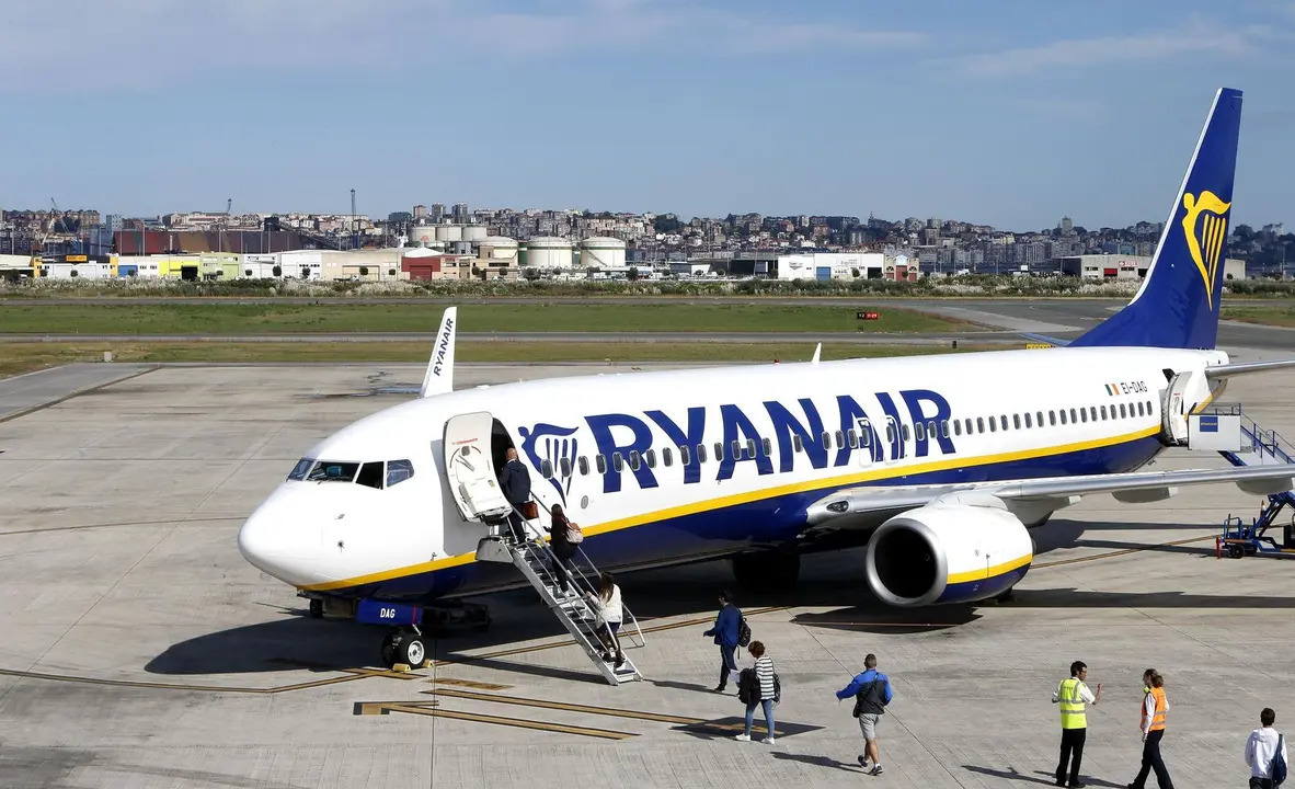 Avi&oacute;n Ryanair en el aeropuerto Seve Ballesteros de Santander. / AEE