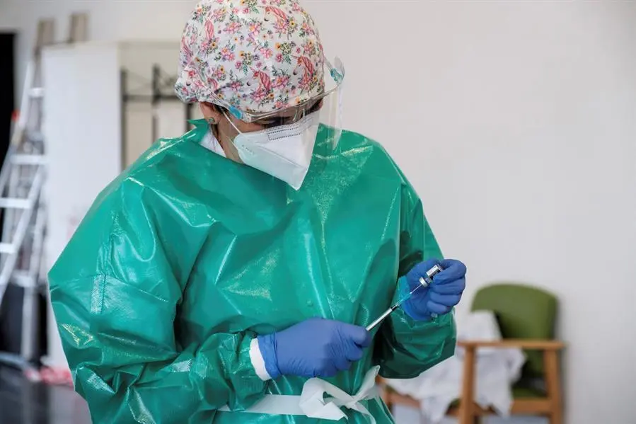Una trabajadora prepara una dosis de la vacuna. EFE/Sergio G. Ca&ntilde;izares/Archivo