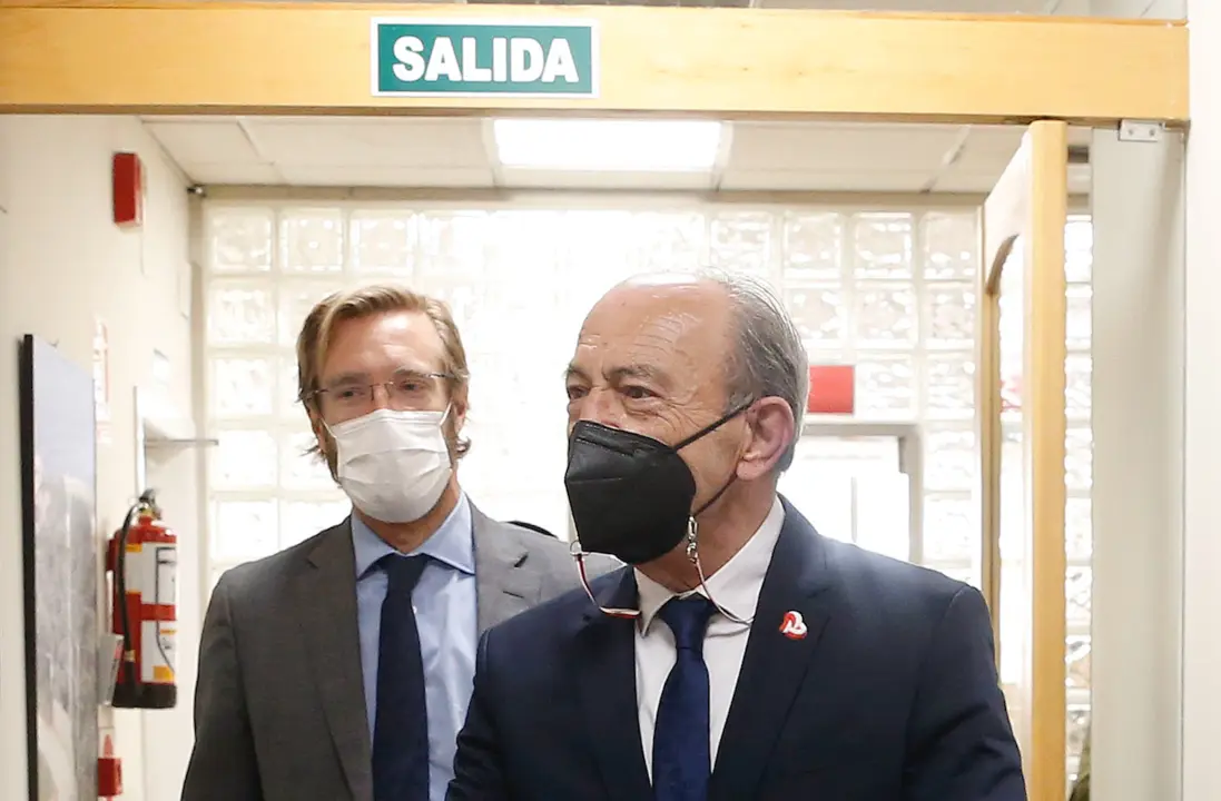 El consejero de Industria, Turismo, Innovaci&oacute;n, Transporte y Comercio, Javier L&oacute;pez Marcano, se re&uacute;ne con los responsables de la empresa National Express. / LARA REVILLA