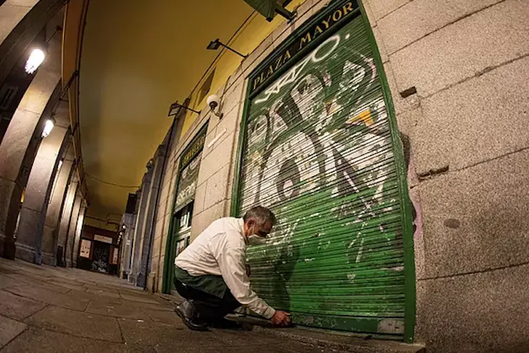 Cierre de un bar en la Plaza Mayor de Madrid. EFE
