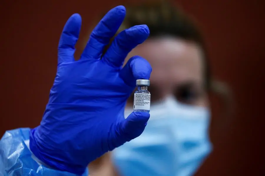 Personal sanitario prepara una vacuna de Pfizer. EFE/Quique Garcia/Archivo