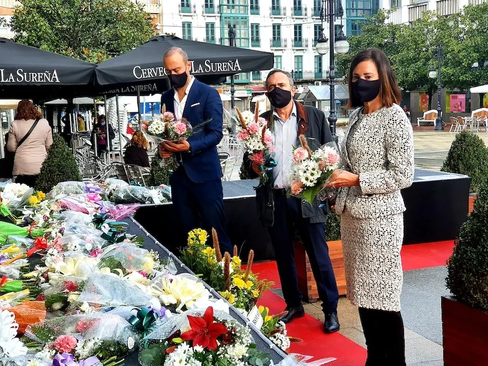 El alcalde, Javier L&oacute;pez Estrada; el primer teniente de alcalde, Jos&eacute; Manuel Cruz Viadero; y la portavoz del PP, Marta Fern&aacute;ndez Teijeiro; han participado en la ofrenda floral.