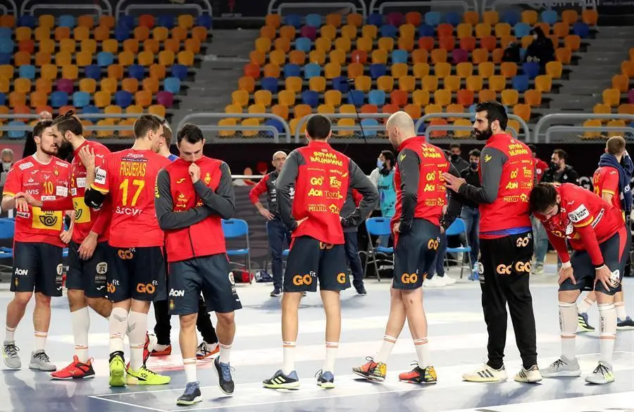 Los jugadores de la selecci&oacute;n espa&ntilde;ola tras el partido. / EFE