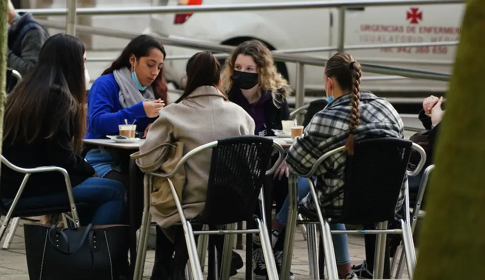 Varias j&oacute;venes con mascarilla en una terraza del centro de Santander. / Hardy