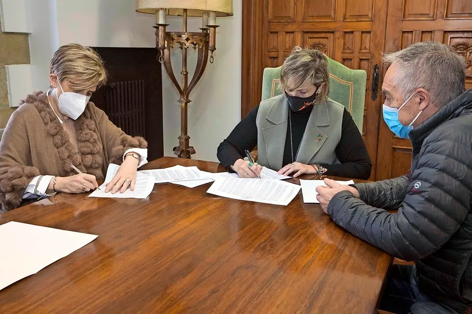 Un momento de la firma del convenio. / Alberto G. ib&aacute;&ntilde;ez