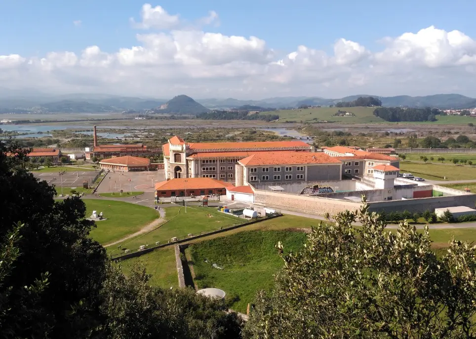 Imagen del penal de El Dueso en Santo&ntilde;a. / Alerta