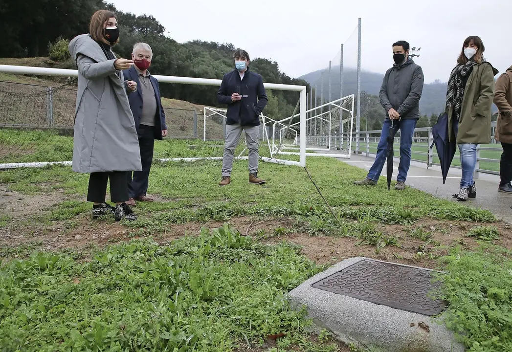La consejera visita las obras en Villaescusa. / ALERTA