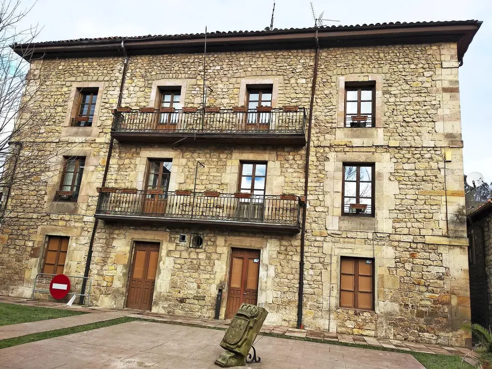 Fachada del edificio consistorial. / A. del Saja