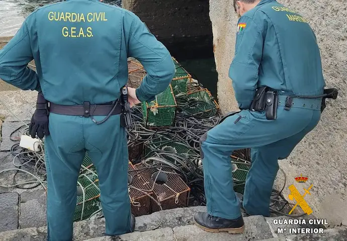 La Guardia Civil junto con las nasas incautadas. / OPC