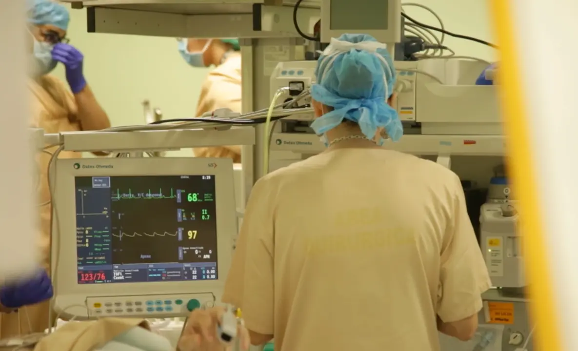Varios sanitarios atienden a un paciente en el Hospital Marqu&eacute;s de Valdecilla. / TREVOL
