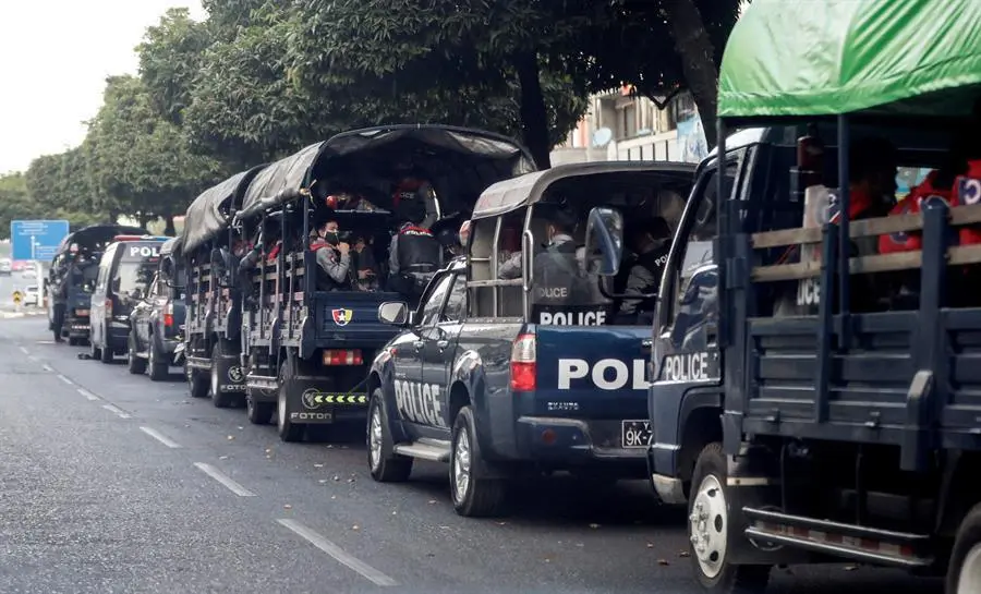 Veh&iacute;culos con agentes de polic&iacute;a aparcan en la calle Sule Pagoda en Yangon, Myanmar, el 1 de febrero de 2021. El ej&eacute;rcito dijo que los miembros de alto rango de la Liga Nacional para la Democracia (LND), incluida la l&iacute;der Suu Kyi, est&aacute;n siendo detenidos por los militares. La toma del poder por parte del ej&eacute;rcito en un golpe militar el 1 de febrero se produce horas antes de la primera sesi&oacute;n del parlamento desde las elecciones del 8 de noviembre que dieron la mayor&iacute;a al partido NLD de Suu Kyi. (Elecciones, Golpe de Estado, Birmania) EFE/EPA/LYNN BO BO