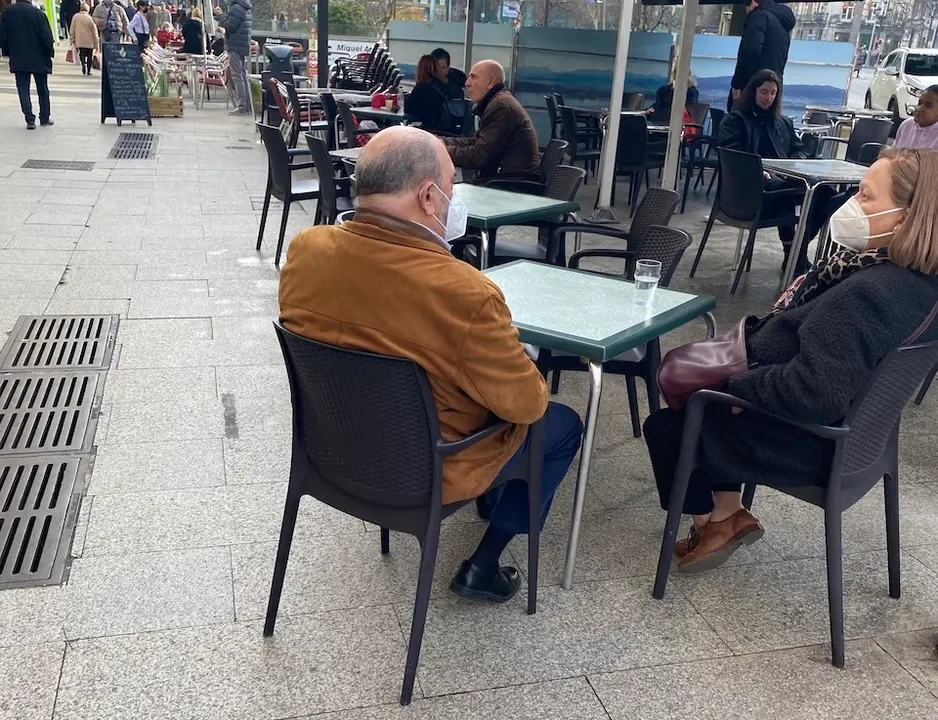 Vista de gente en una terraza del centro de Santander. / HARDY