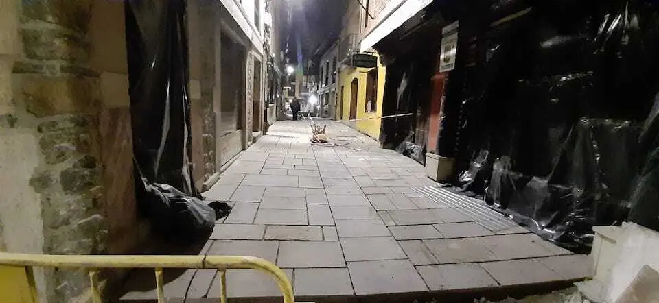 Vista de la calle c&aacute;ntabra en Potes con la obra casi finalizada y sin el empedrado que ten&iacute;a antes. / J. Velarde