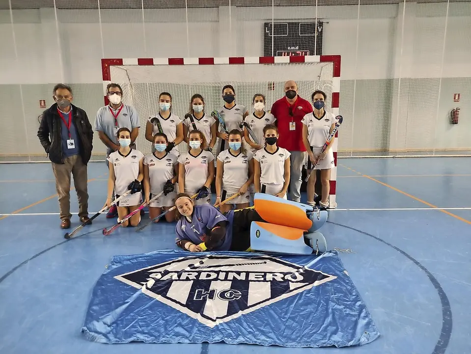 Jugadoras, t&eacute;cnicos y presidente posan en el pabell&oacute;n de la Universidad de Sevilla. / ALERTA