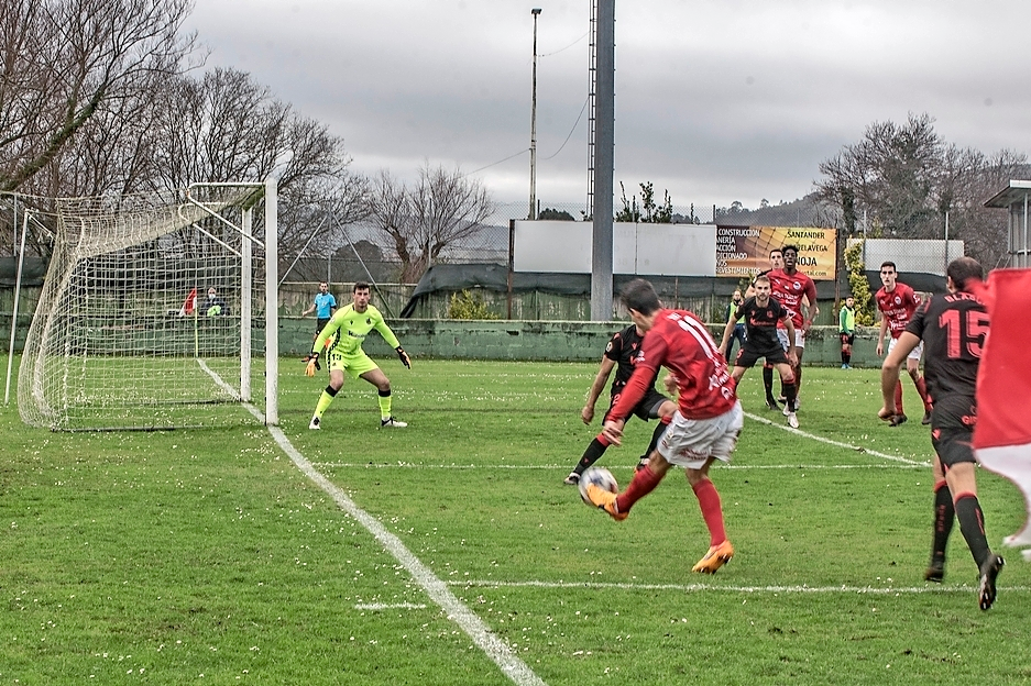Un jugador del Laredo centra al interior del &aacute;rea durante el encuentro contra la Real Sociedad B. / Reguera
