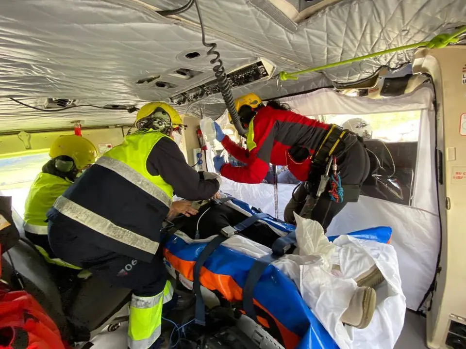 El helic&oacute;ptero del Gobierno de Cantabria ha trasladado de urgencia al Hospital de Valdecilla a una vecina de Tama. / 112