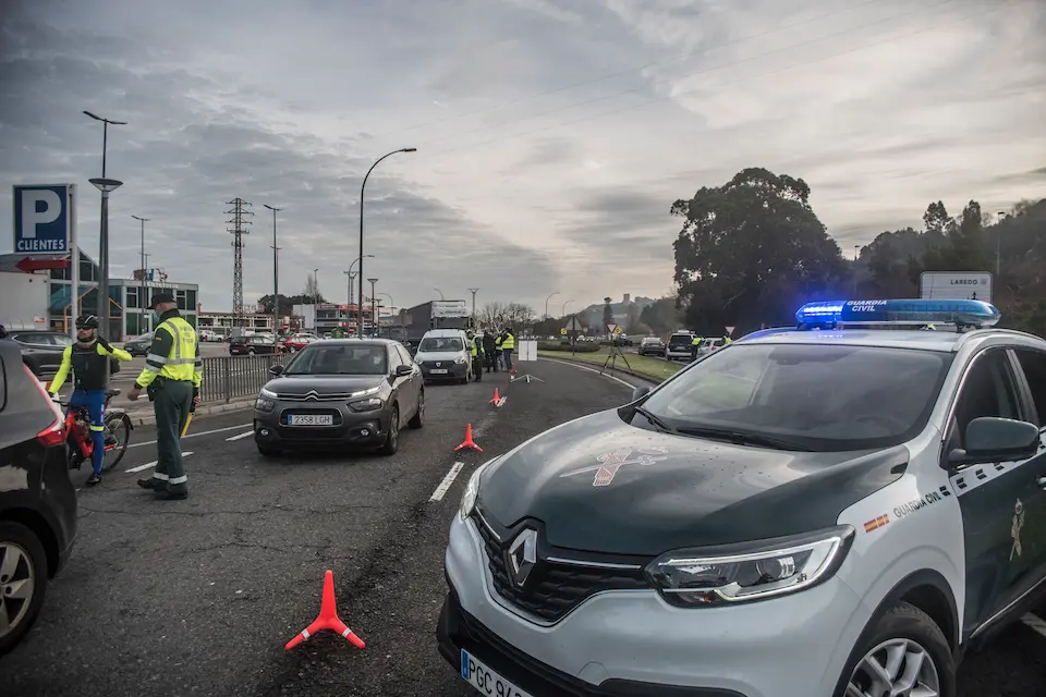 Control de la Guardia Civil a la salida de Laredo, municipio que en estos momentos se encuentra con restricciones. / TONO REGUERA