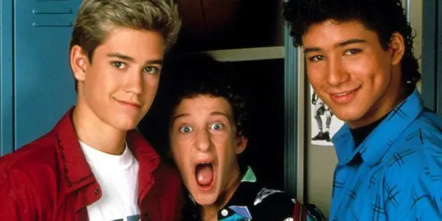 En el medio Dustin Diamond, en la serie Salvados por la campana.