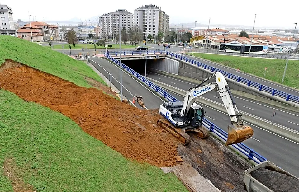 Trabajos de estabilizaci&oacute;n del talud situado sobre el ramal de acceso desde la glorieta de Valdecilla al vial de La Marga-La Albericia. / ALERTA
