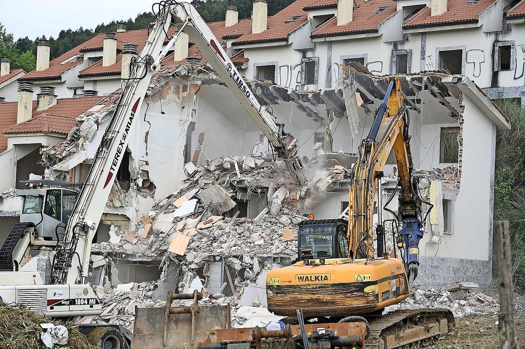 Imagen de archivo de la demolici&oacute;n de las viviendas ilegales del Alto de El Cuco. / ALERTA